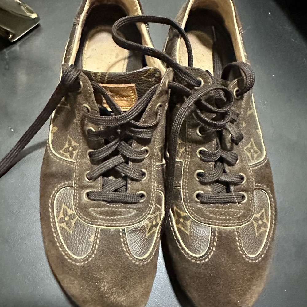 Authentic Louis Vuitton vintage sneakers sz 39